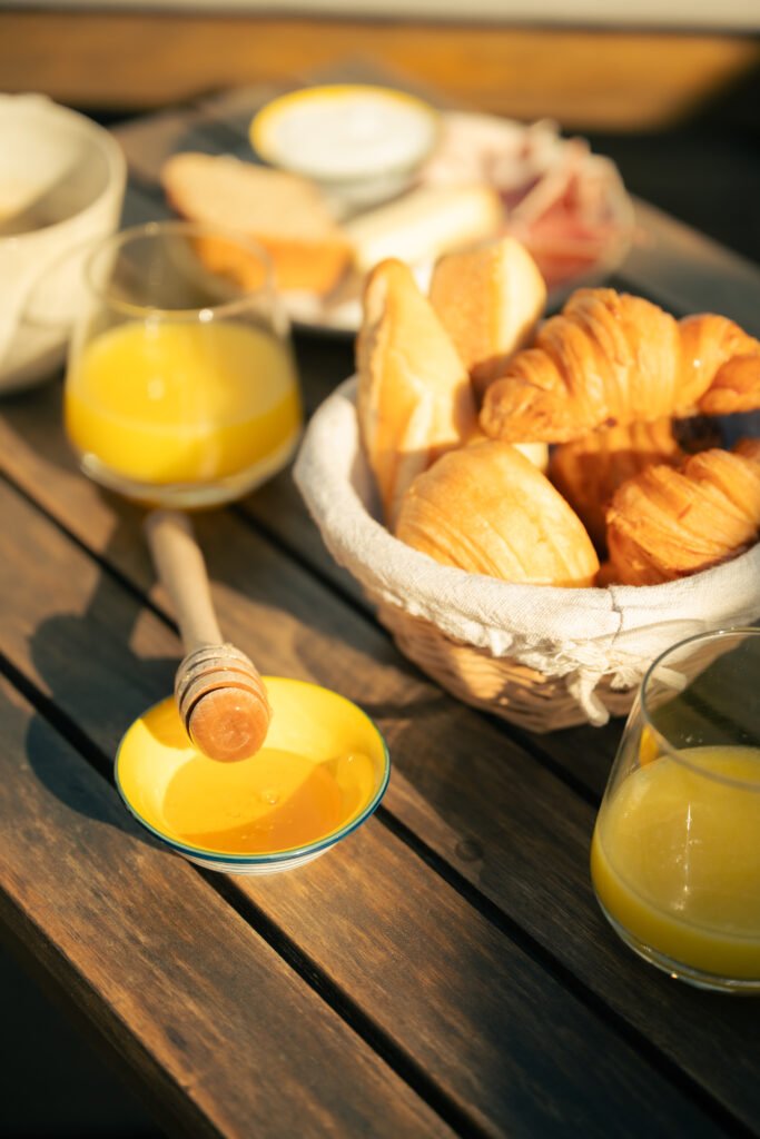 Petit déjeuner en terrasse